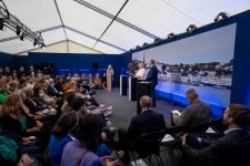 Personer møtes til debatt i DN-teltet i Arendalsuka 2023