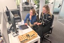 To personer ser på en skjerm og tester teknisk utstyr sammen