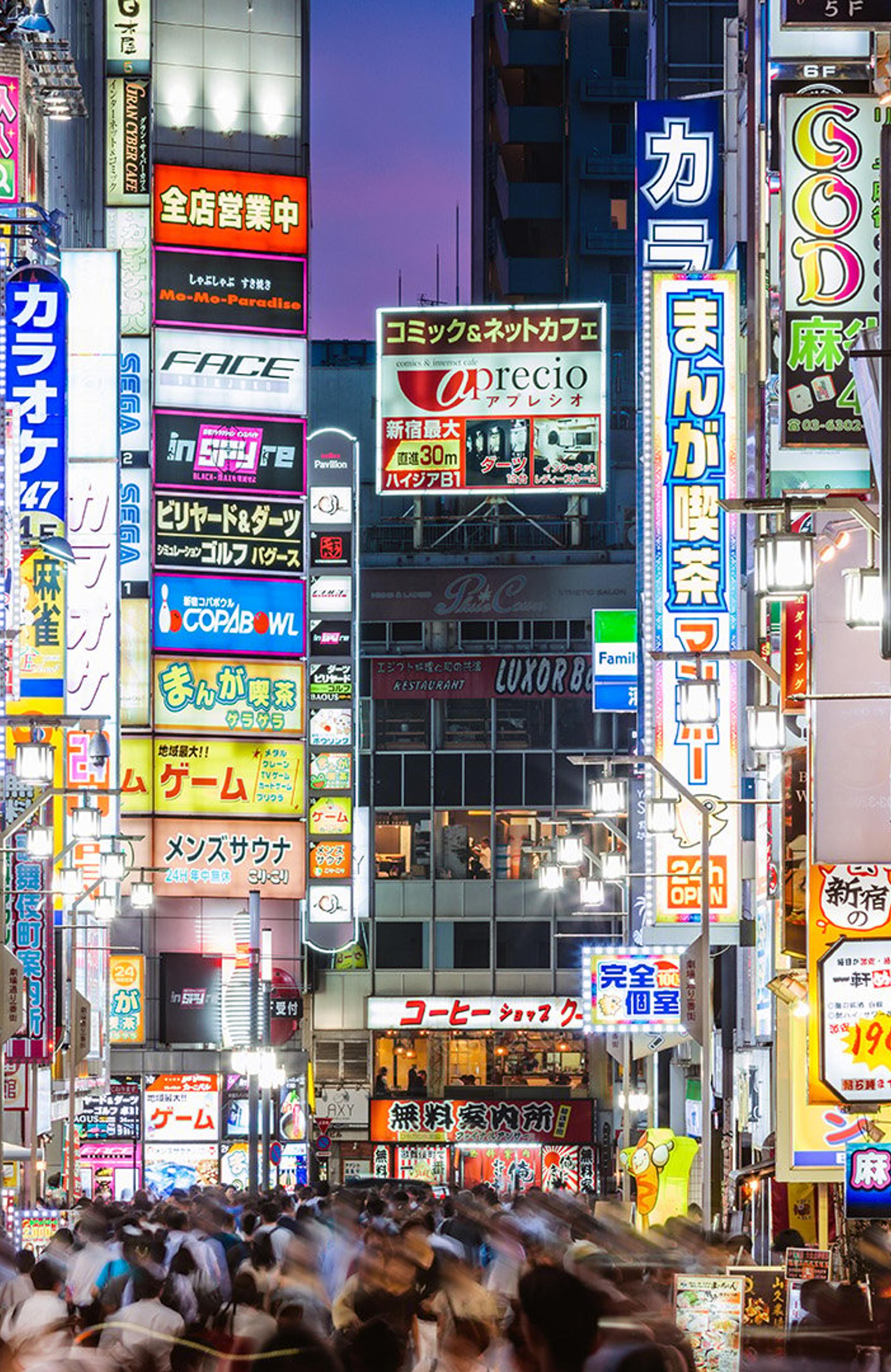 Tokyo med skyskrapere med reklame