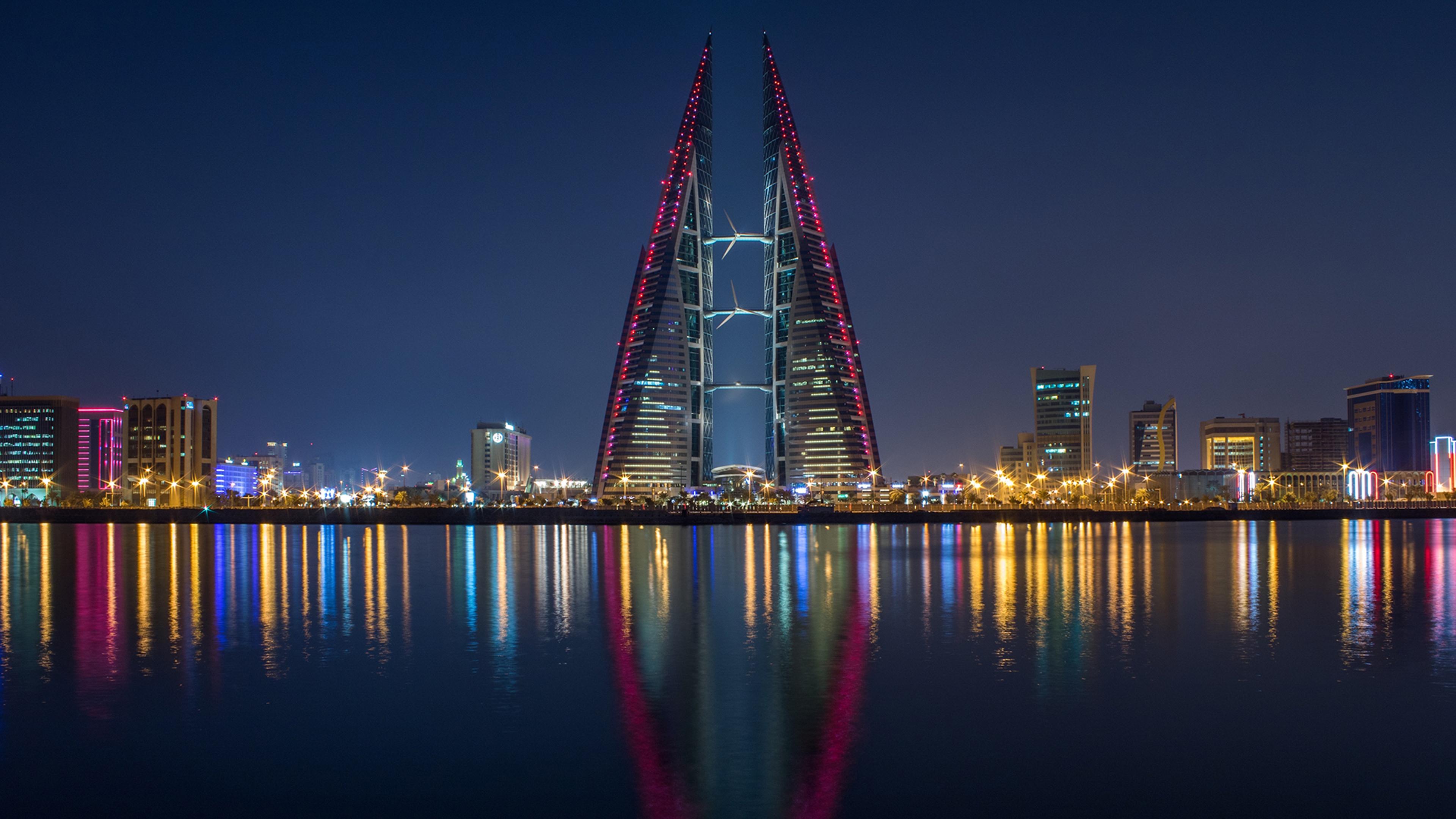 Bybilde av Manama i Bahrain på kveldstid