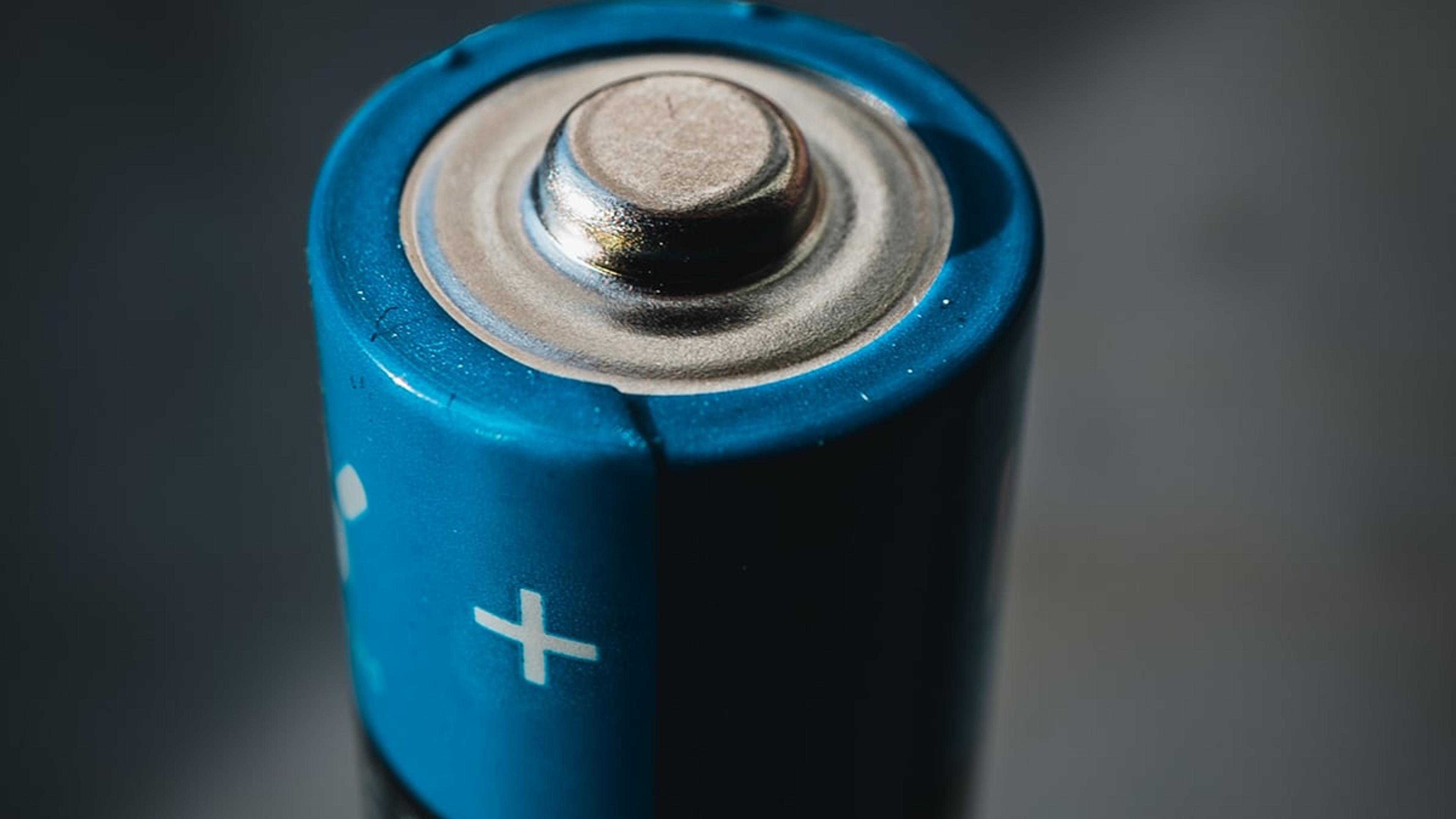 Toppen av et blått batteri