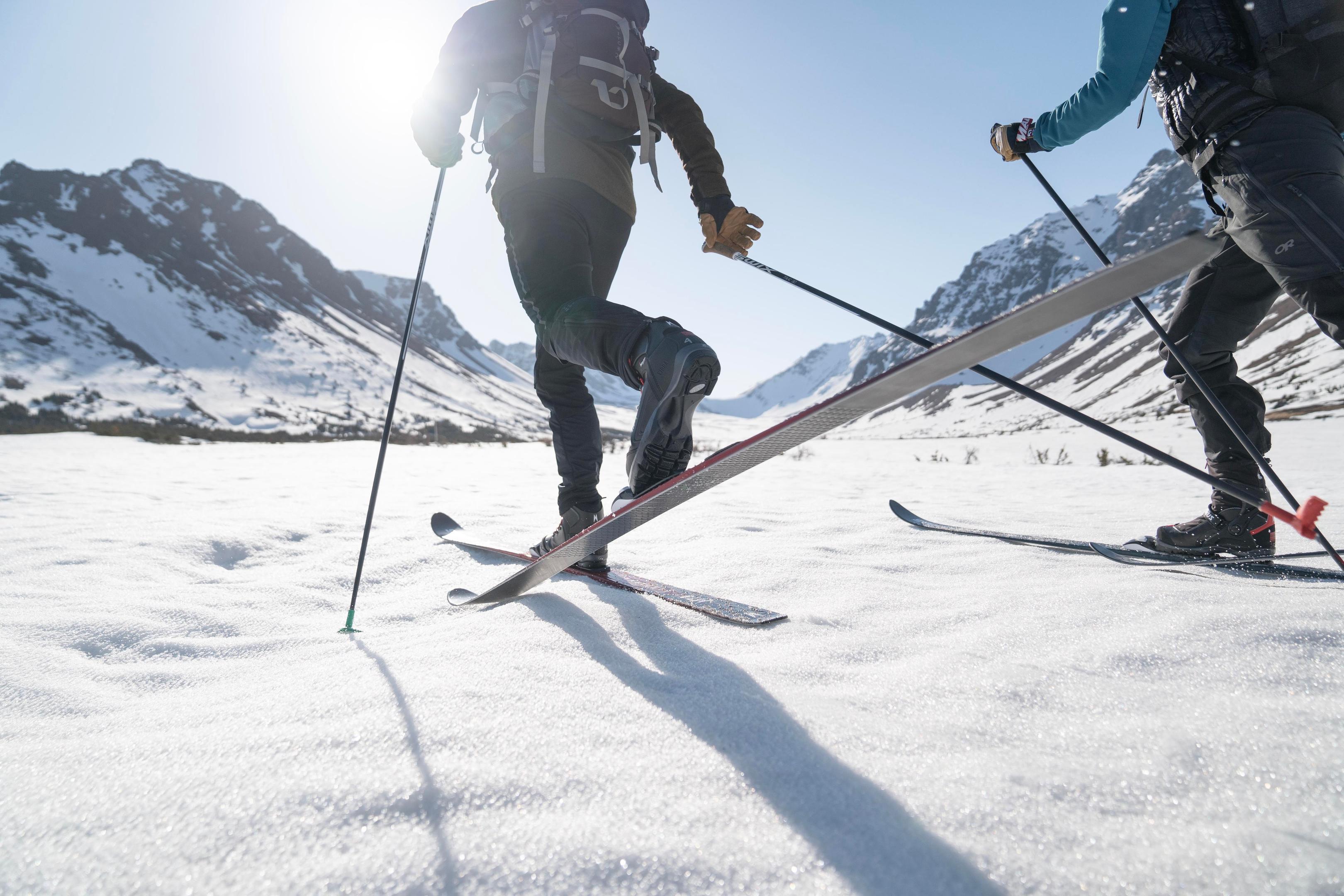 to stykker på ski i fjellene med Madshus og Swixski