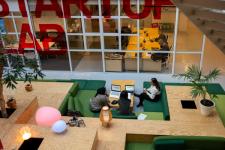 Gründere jobber sammen over laptoper.