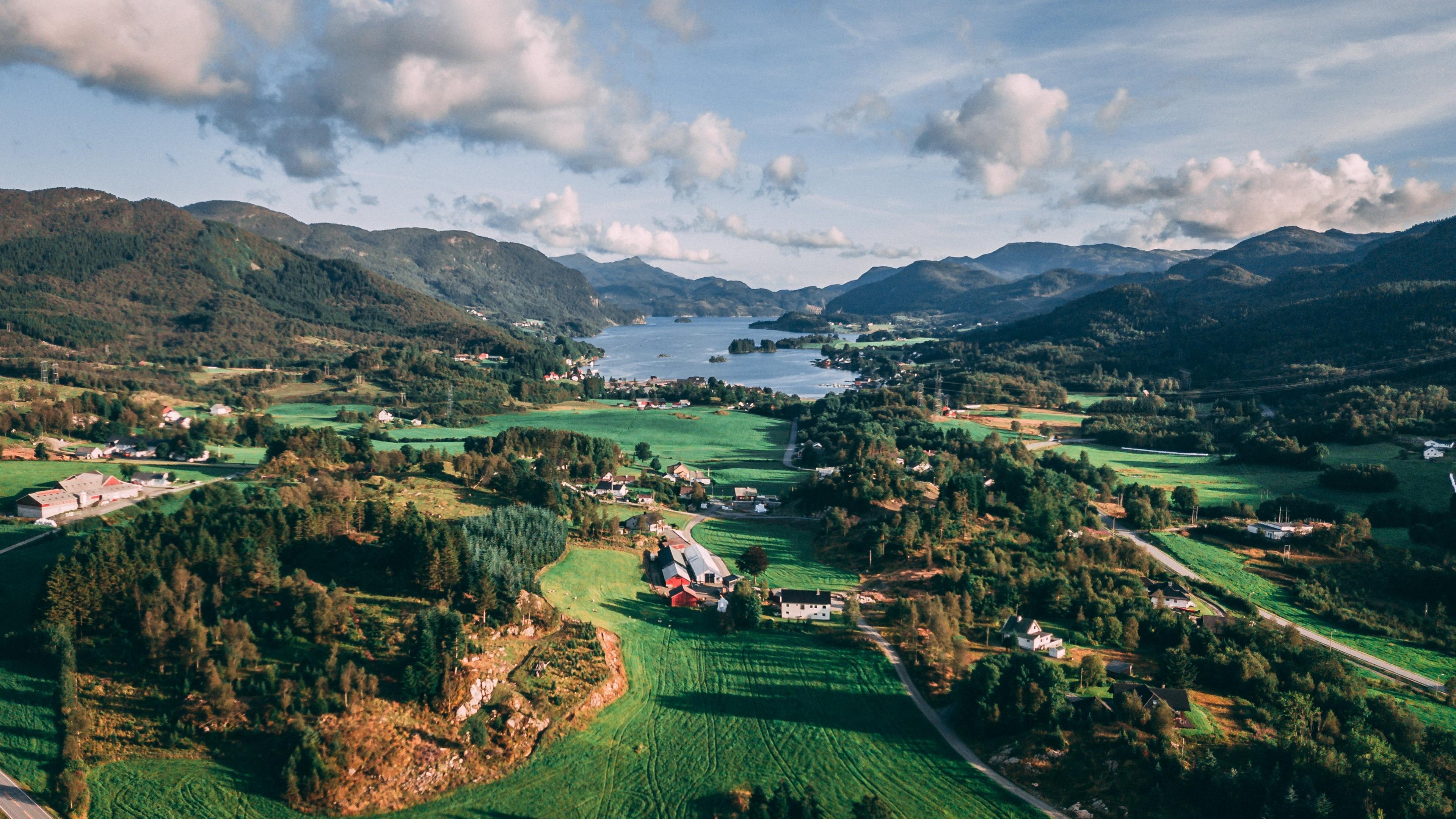 Bilde av rurale deler av Rogaland med gårdsbruk og fjorder
