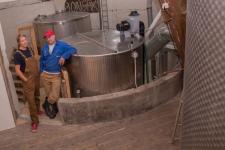 En kvinne og en mann i malteriet