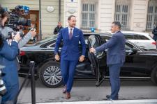 Kronprinsen går ut av bilen