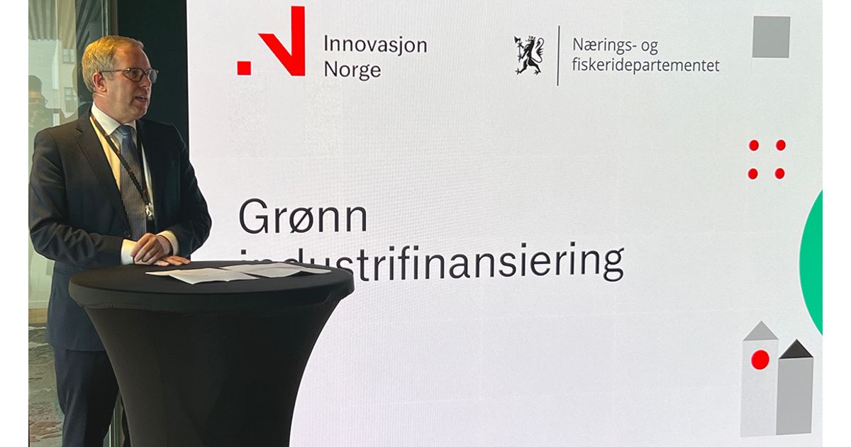 Tre personer samarbeider på et kontor