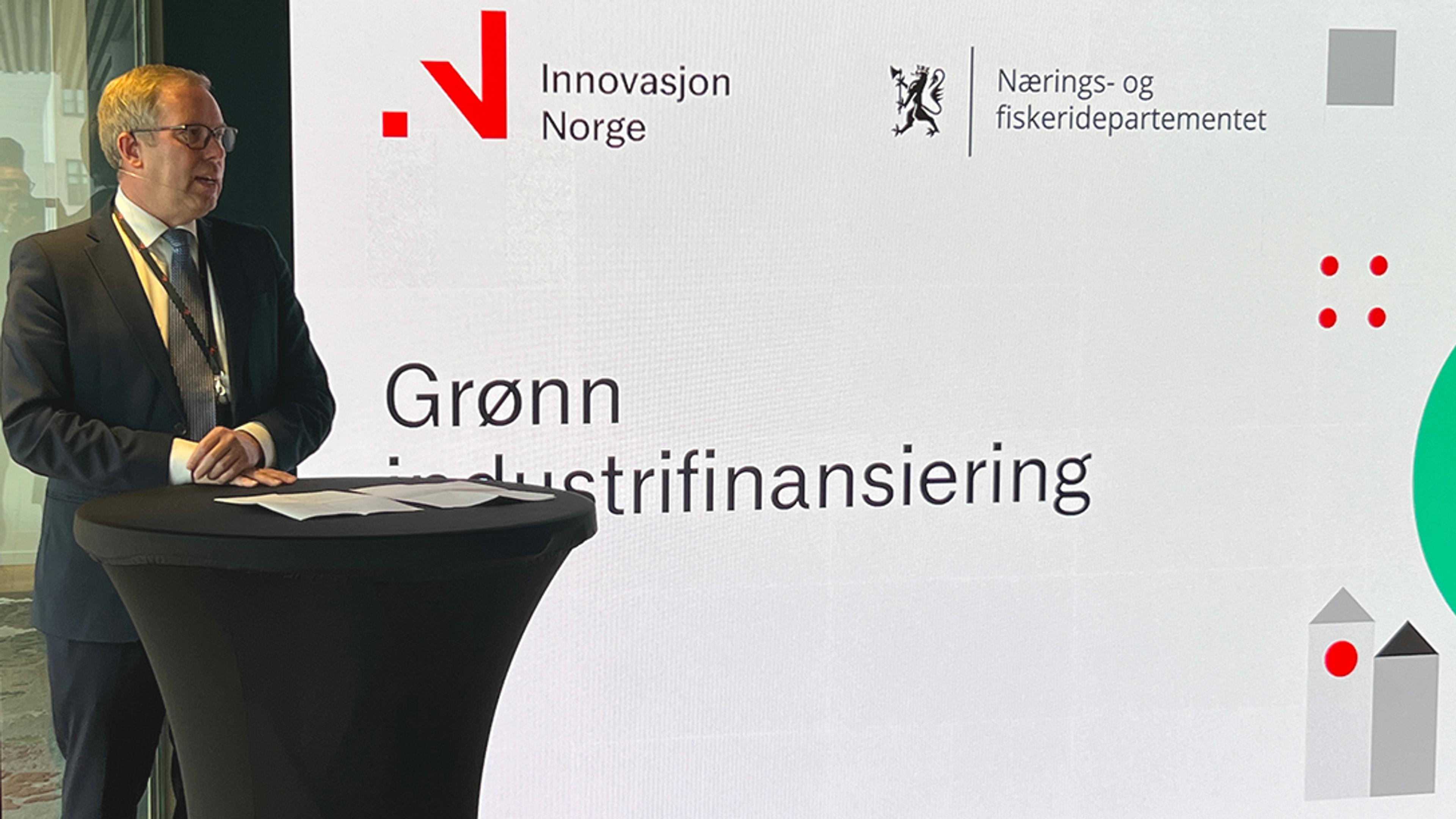 Adm.dir. Håkon Haugli står ved et bord ved lansering av Grønn industrifinansiering.