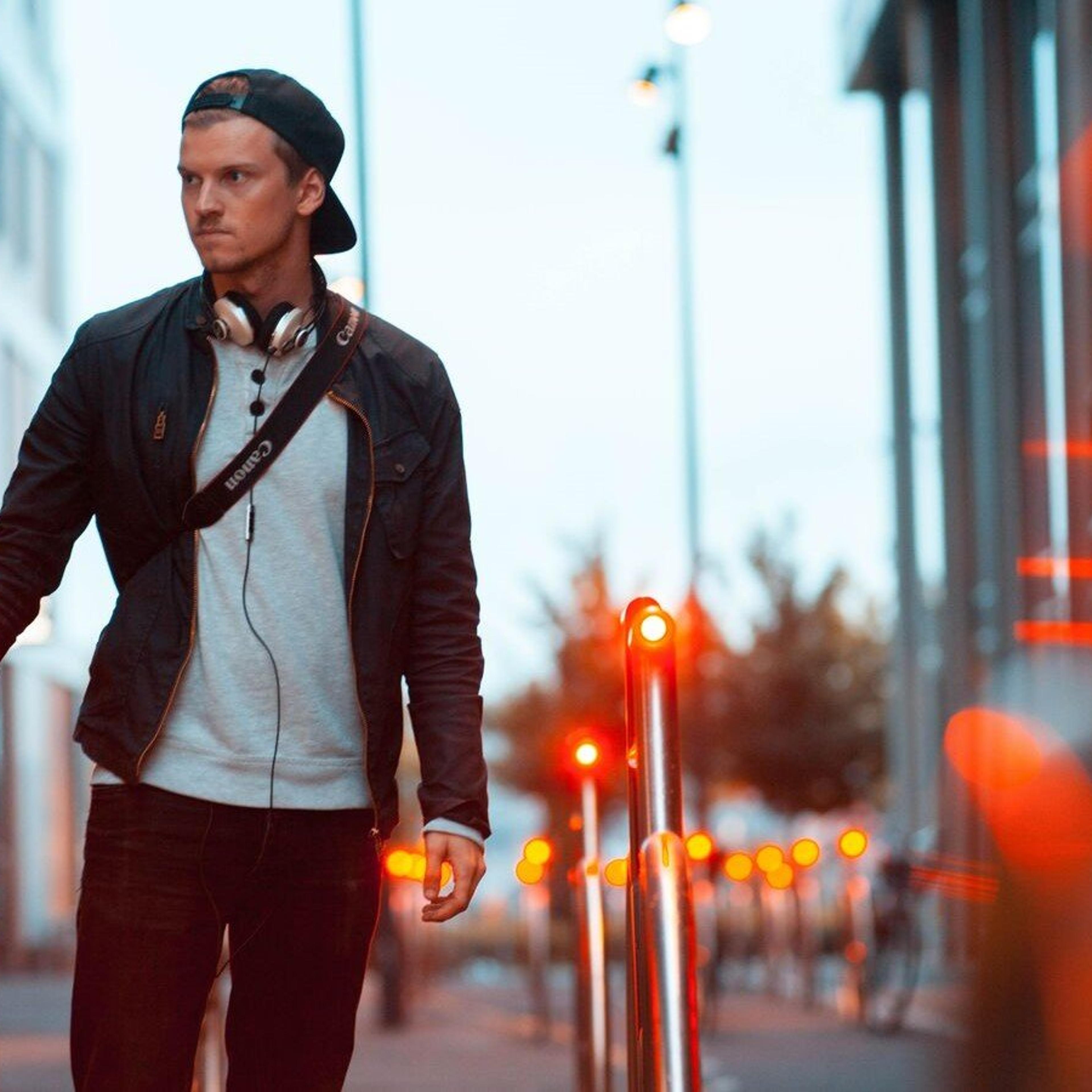 En ung og urban mann ved en smart sykkelparkering i Barcode i Oslo.