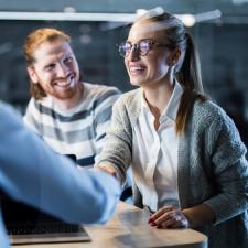 Personer smiler og hilser på hverandre