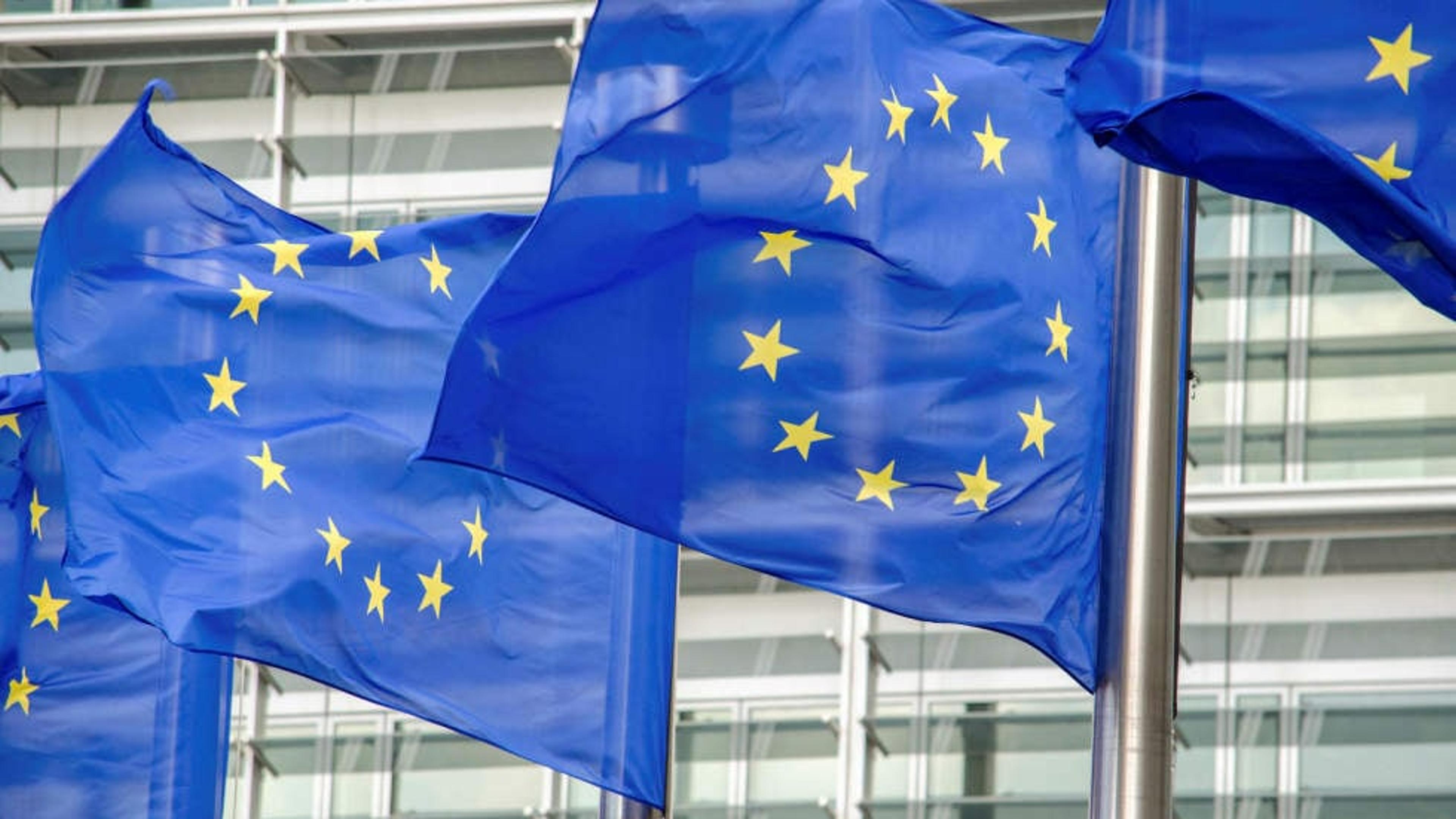 EU-flagg som veiver i vinden