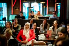 Mer enn 10 kvinner som hører på et foredrag