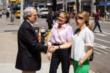 Lokale mentorer og deres gode kontakter hadde enorm verdi for Lillelam og de ni andre norske bedriftene. F.v. Mentor Gary Simmons sammen med Kristin Aronsen og Pernille Siem i Lillelam.