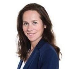 Tone ser inn i kameraet i et portrettbilde