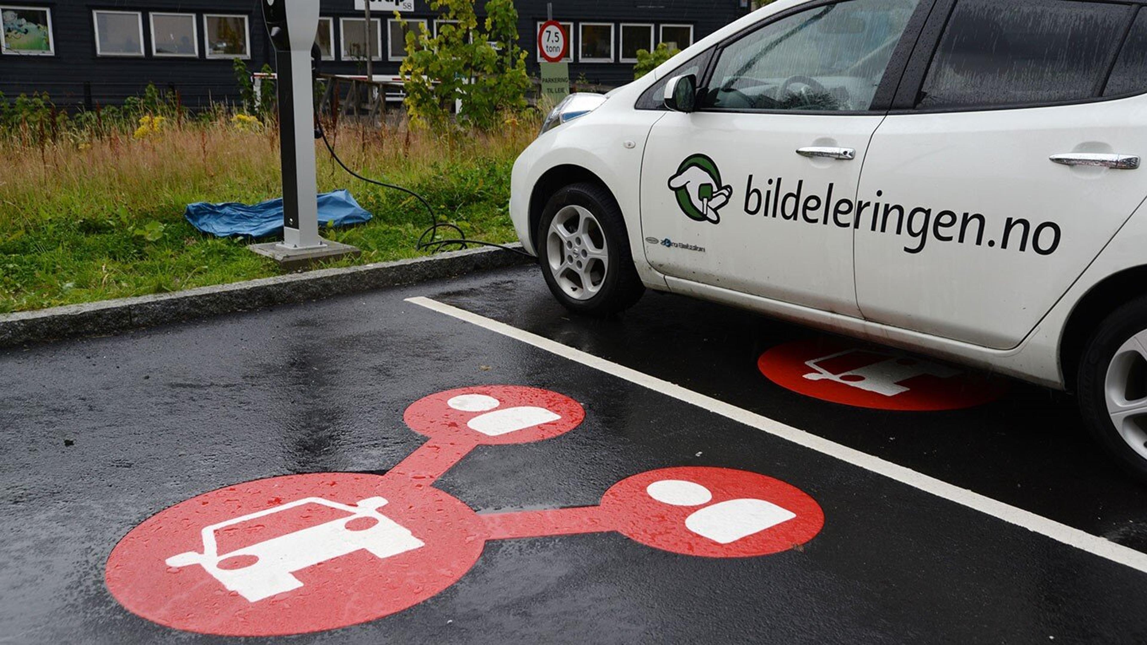 Parkeringsplass for elektriske delingsbiler, del av mobilietsknutepunkt i Bergen.