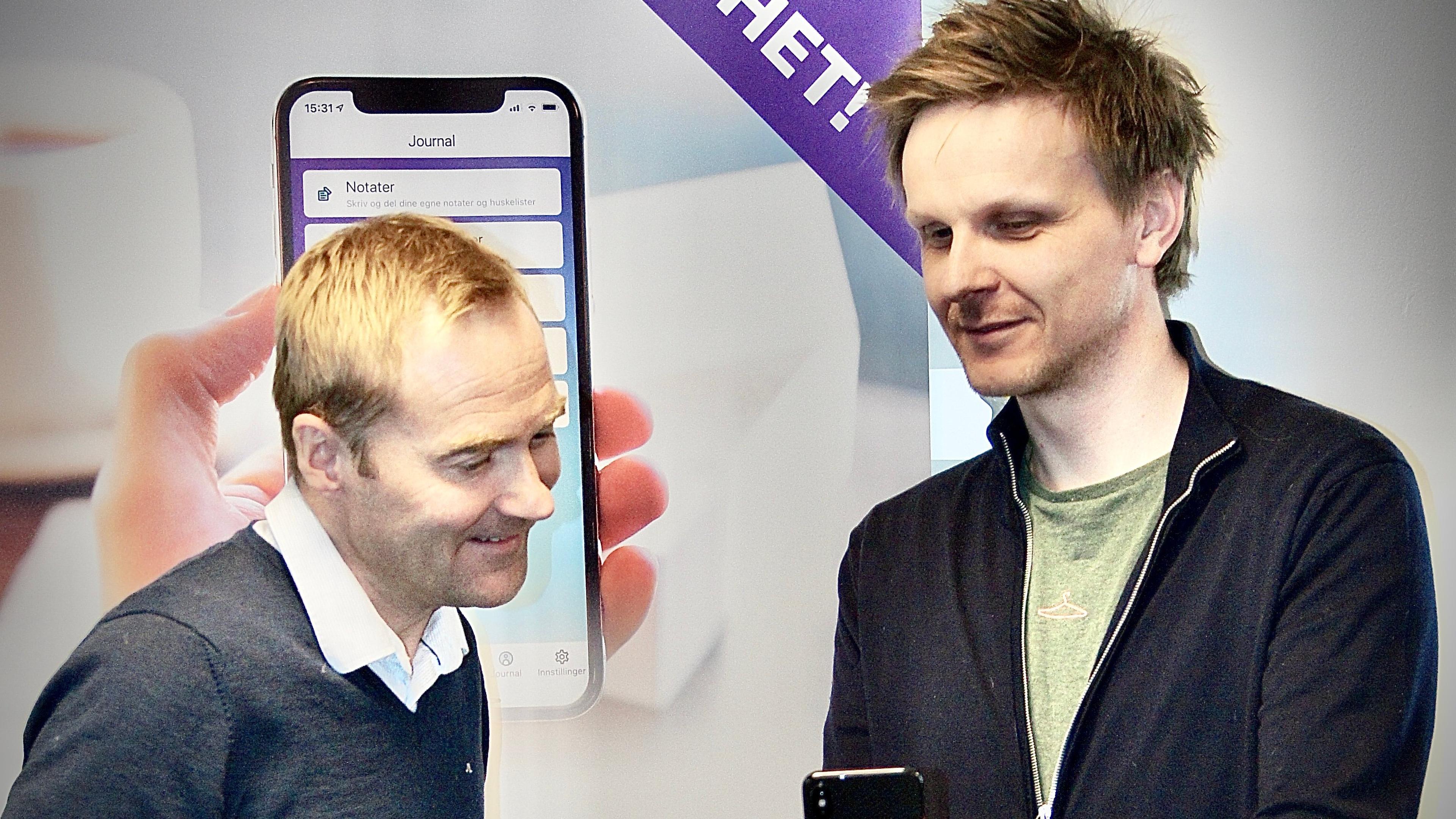 Gründer Marius Christensen demonstrerer hvordan løsningen fra Helseapps fungerer på mobil.