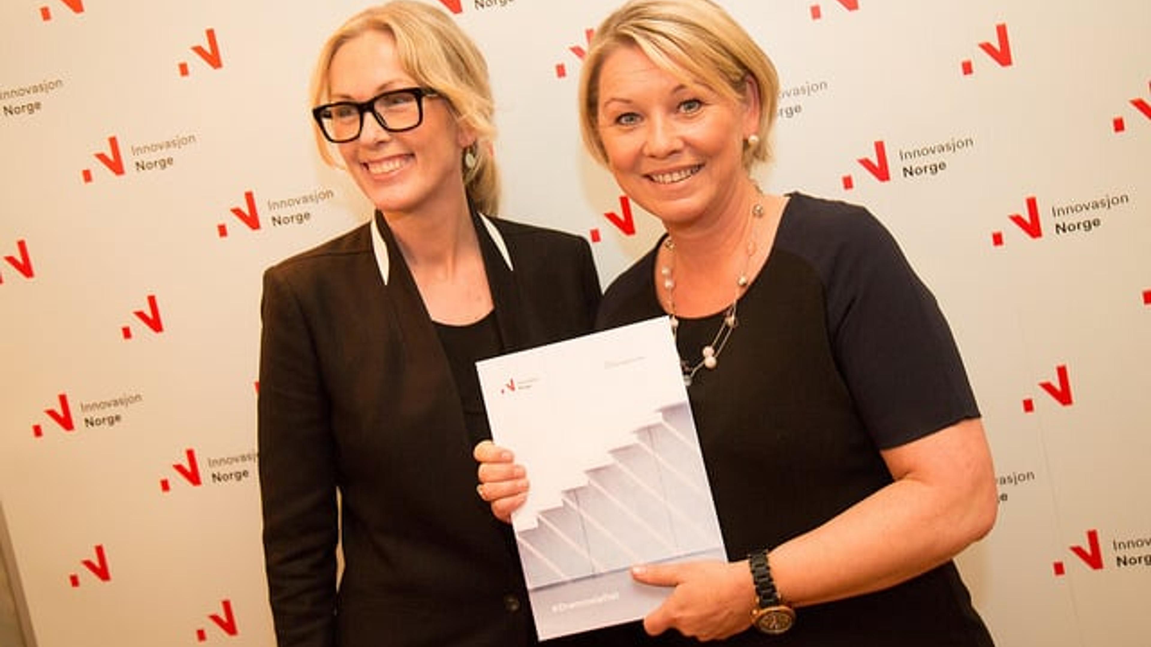 næringsminister Monica Mæland aom får overrukket Drømmeløftrapporten av Anita Krohn Traaseth
