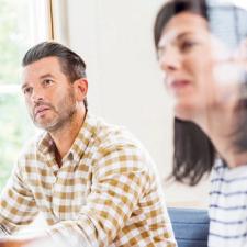 To personer som er konsentrert om jobb