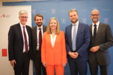 Fra venstre Norges ambassadør til EU, Rolf Einar Fife, Næringsminister Jan Christian Vestre, Stabsdirektør i Innovasjon Norge Eva Camerer, leder for Innovasjon Norge-kontoret i Brussel Hans Eirik Melandsø og Bo Mikael Linnander, regiondirektør for Europa i Innovasjon Norge.