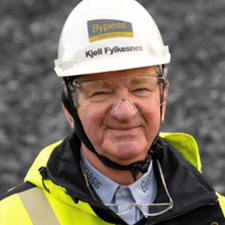 Portrett av en mann med hjelm og gul vest