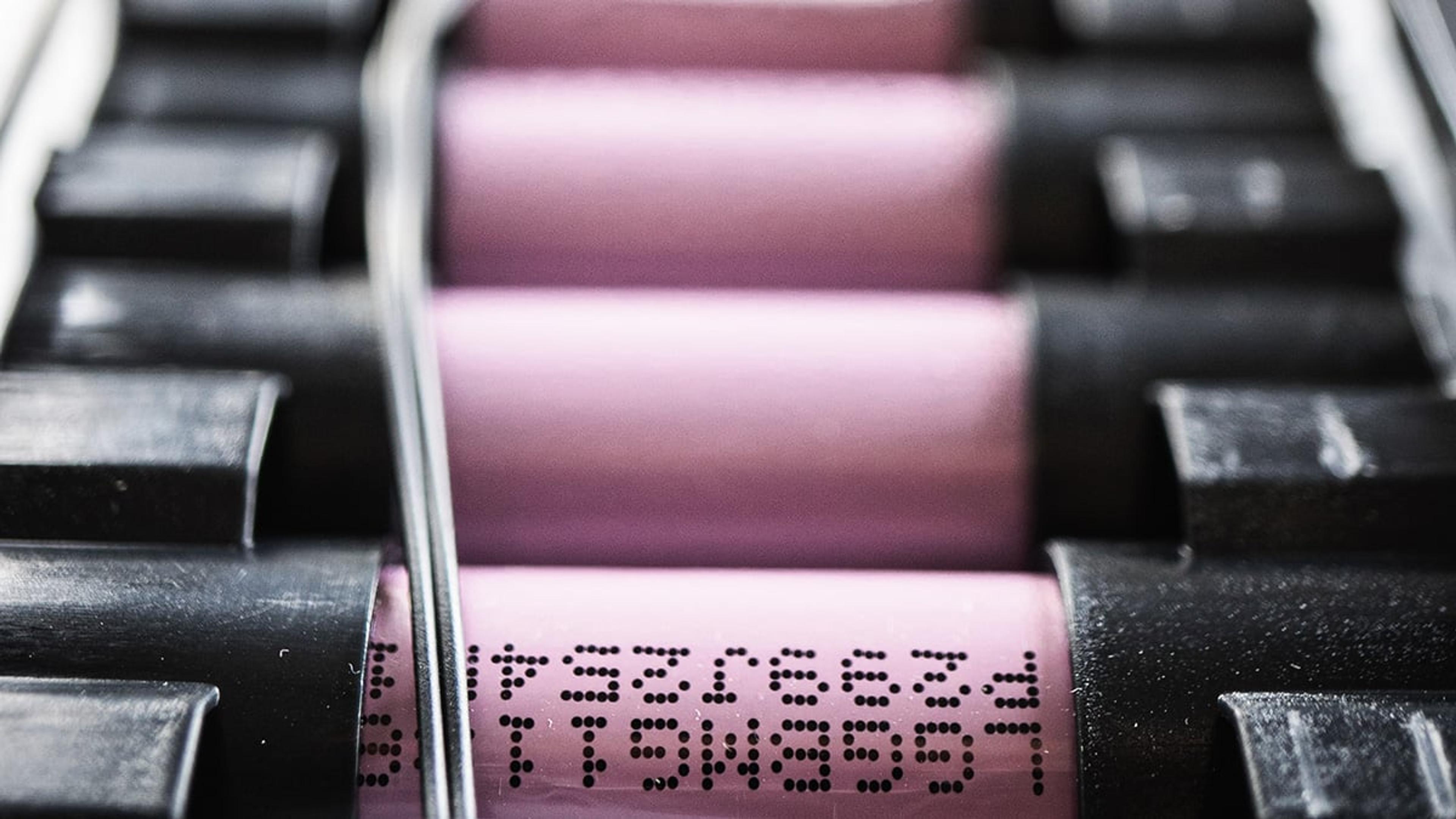 Nærbilde av rosa batterier