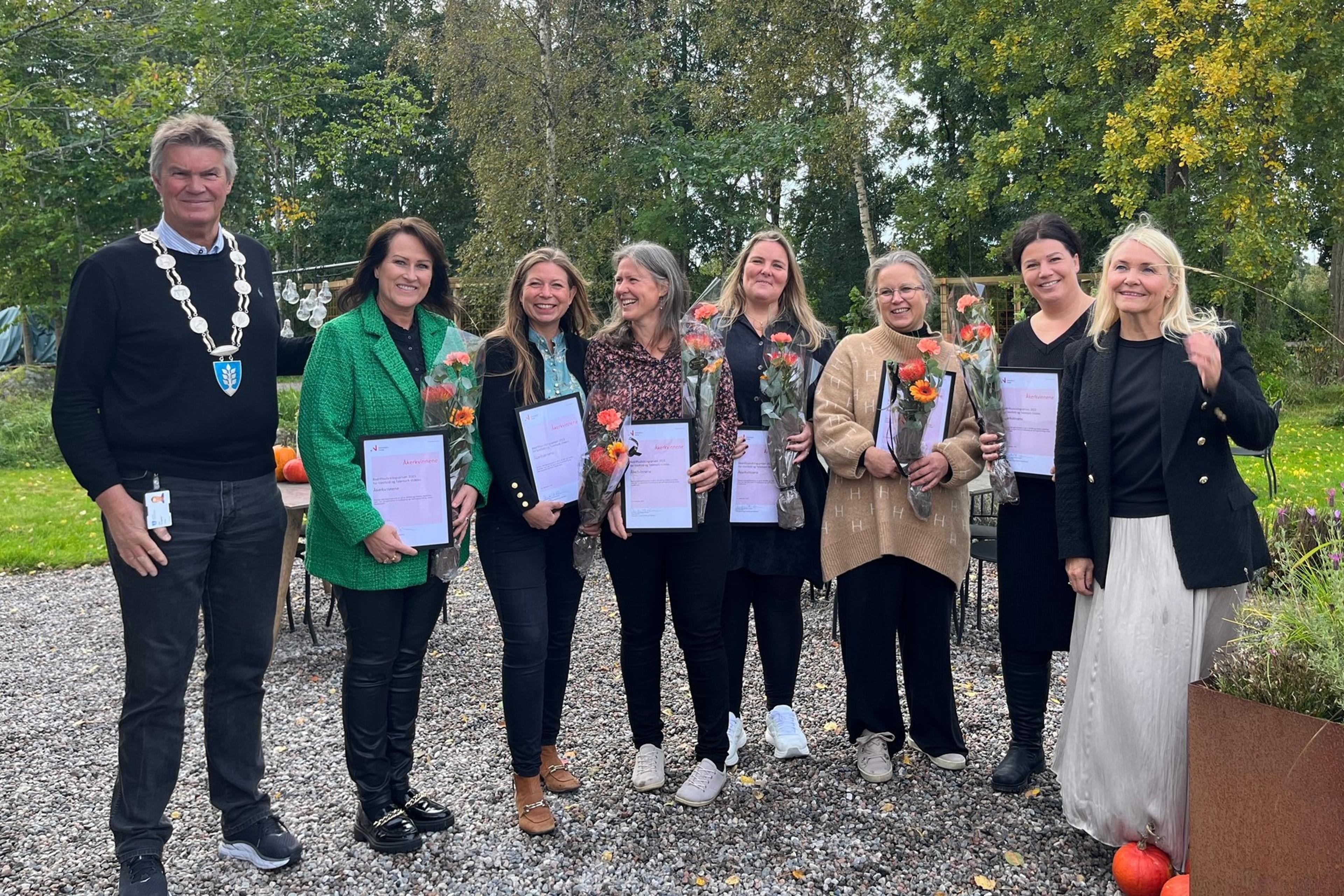 De seks Åkerkvinnene som har mottatt beviset på at de er vinner av bedriftsutviklingsprisen for Vestfold og Telemark i 2023. Sammen med ordføreren i Larvik og regiondirektøren i Innovasjon Norge.