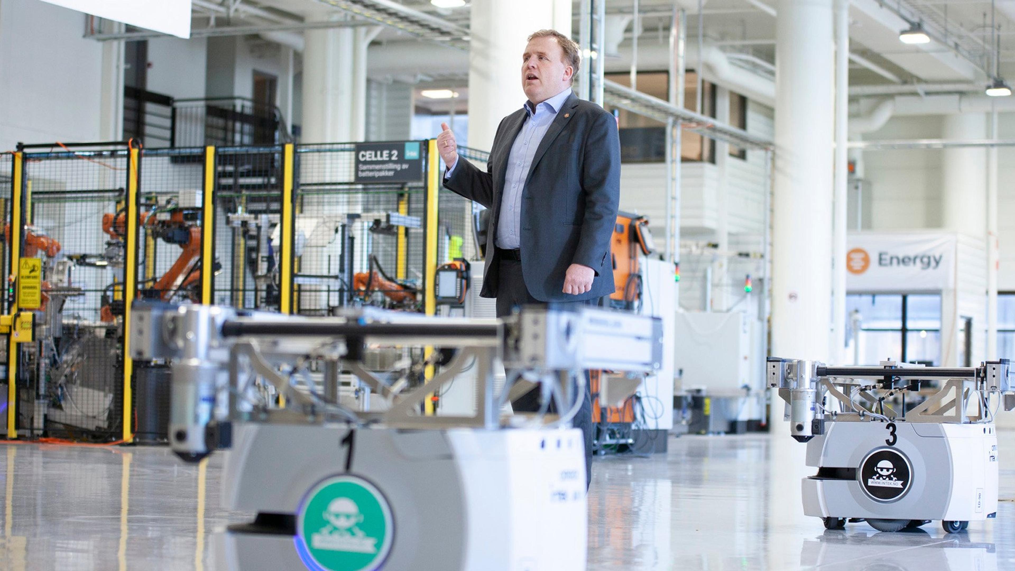 Geir Bjørkeli, administrerende direktør i Corvus Energy, viser frem den eksisterende batterifabrikken i Bergen.