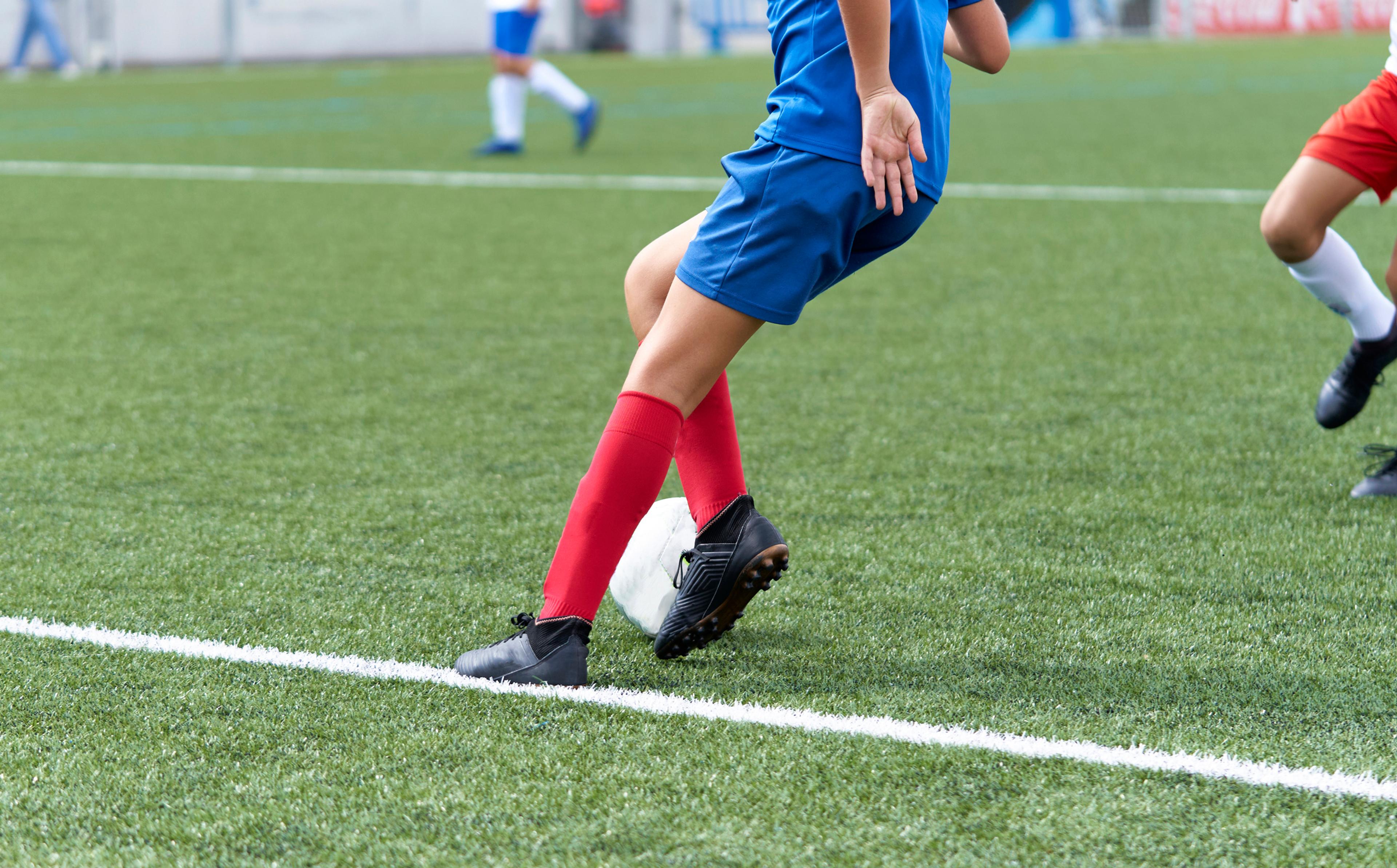 Unge fotballspillere på en kunstgressbane