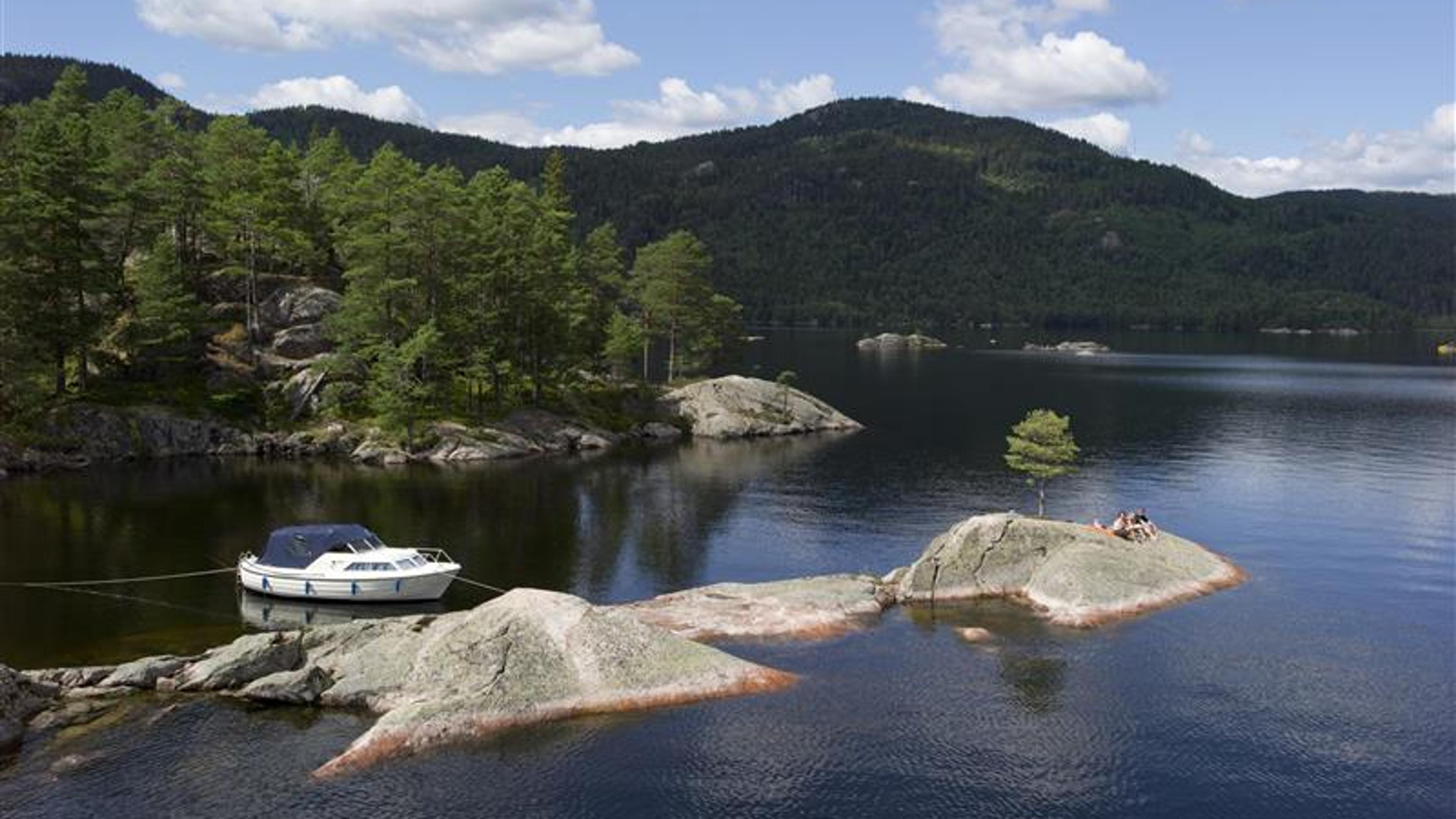 Motorbåt på vann i Bygland kommune