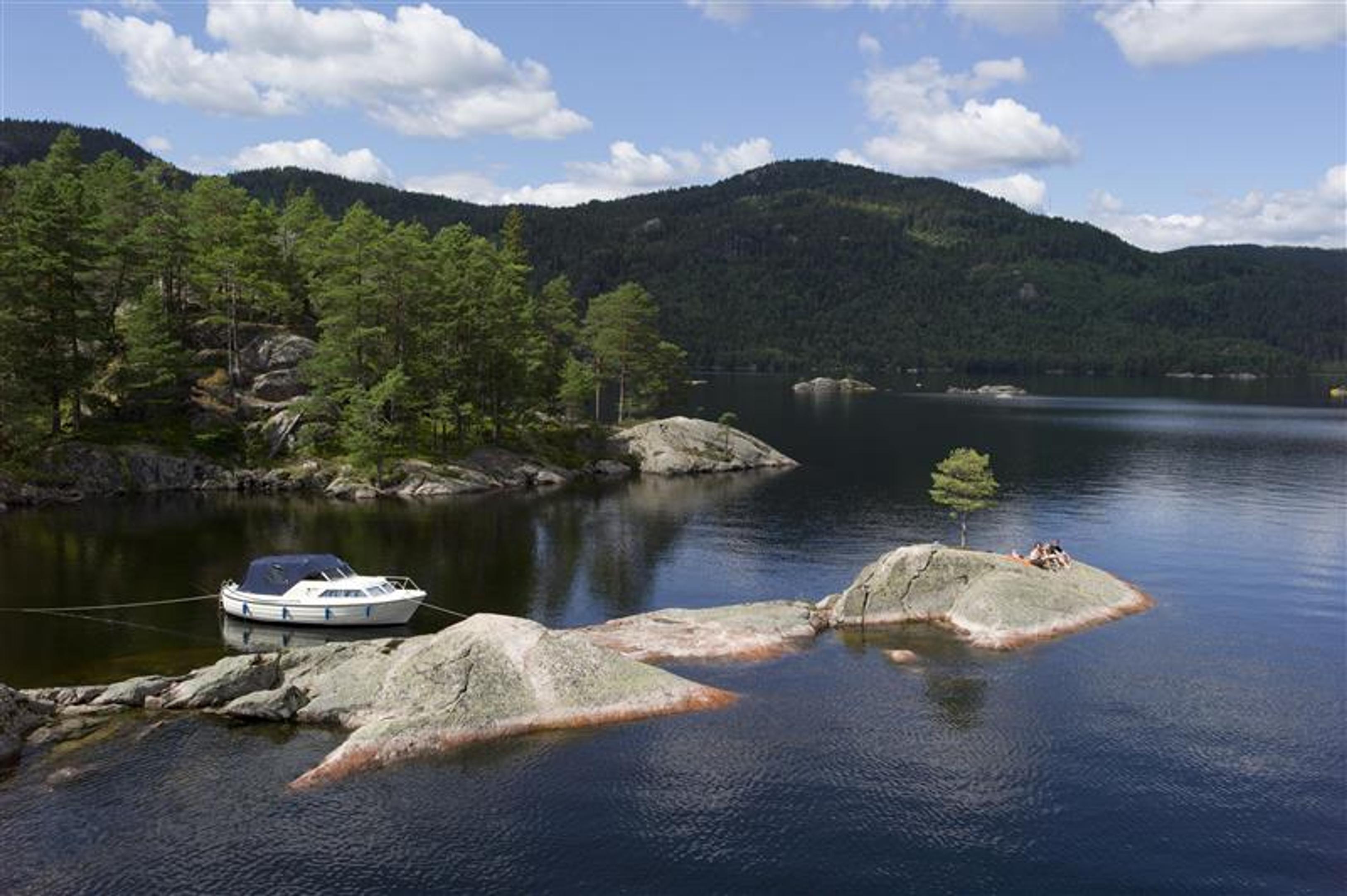 Motorbåt på vann i Bygland kommune