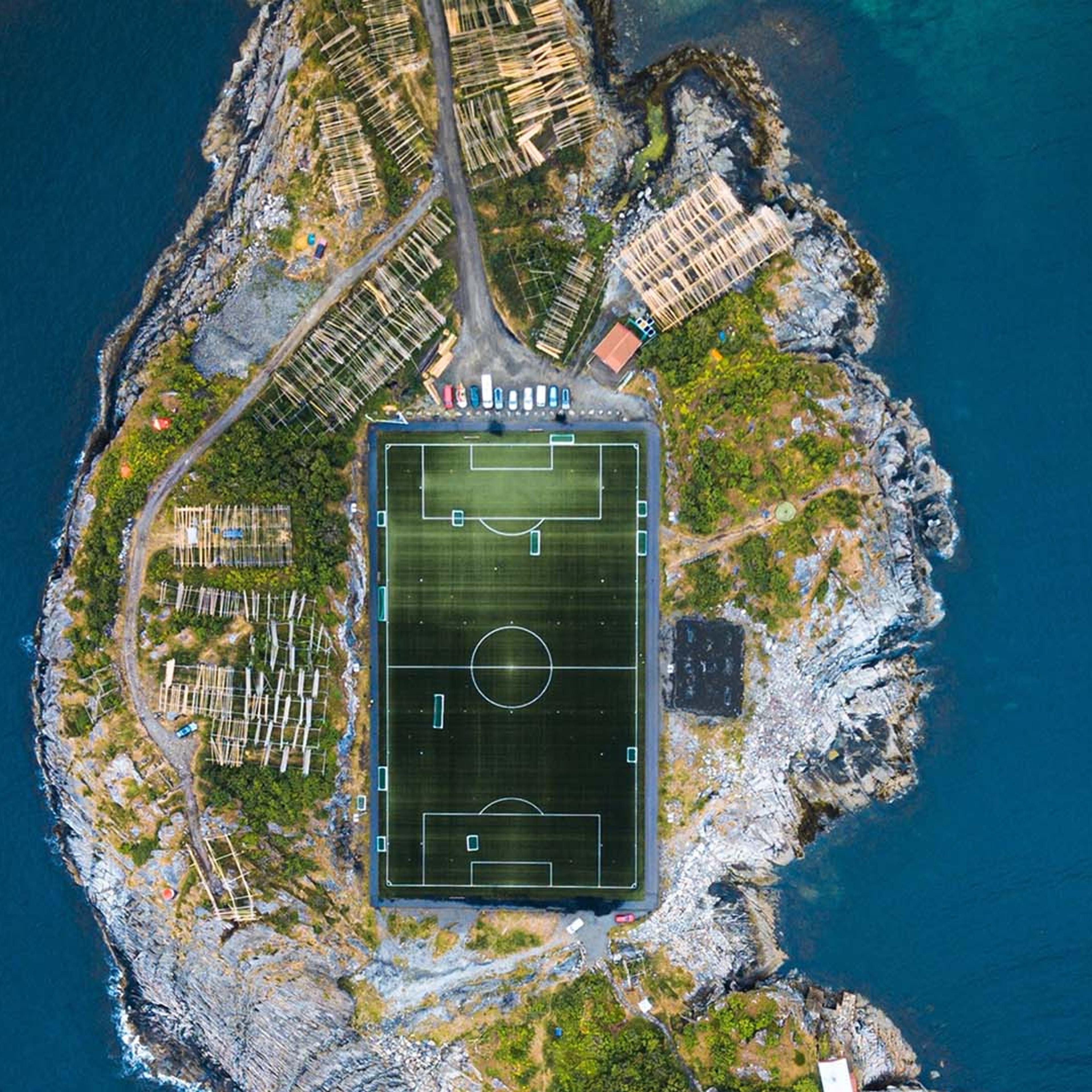Flyfoto av fotballbane på en øy