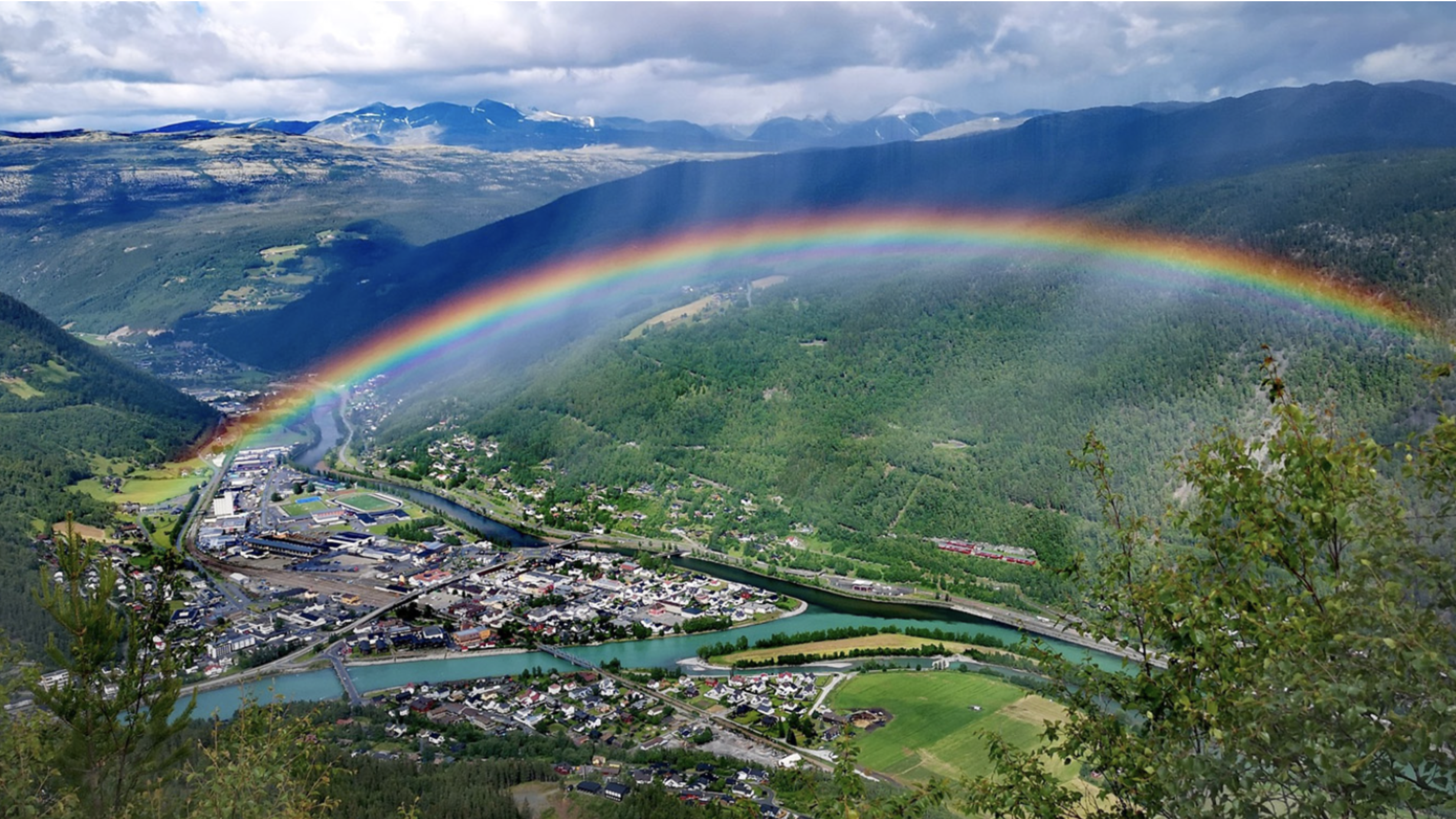 Flyfoto av Sel under en stor regnbue