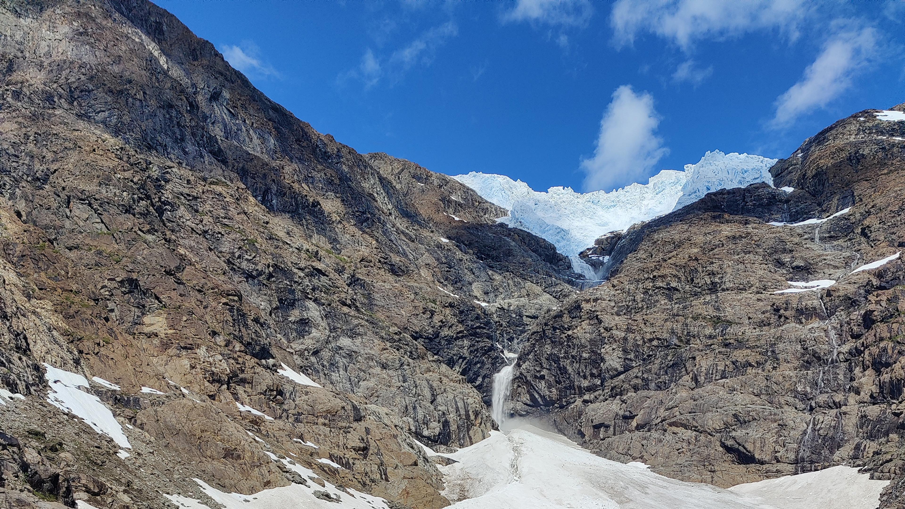 Fjell med isbre på toppen