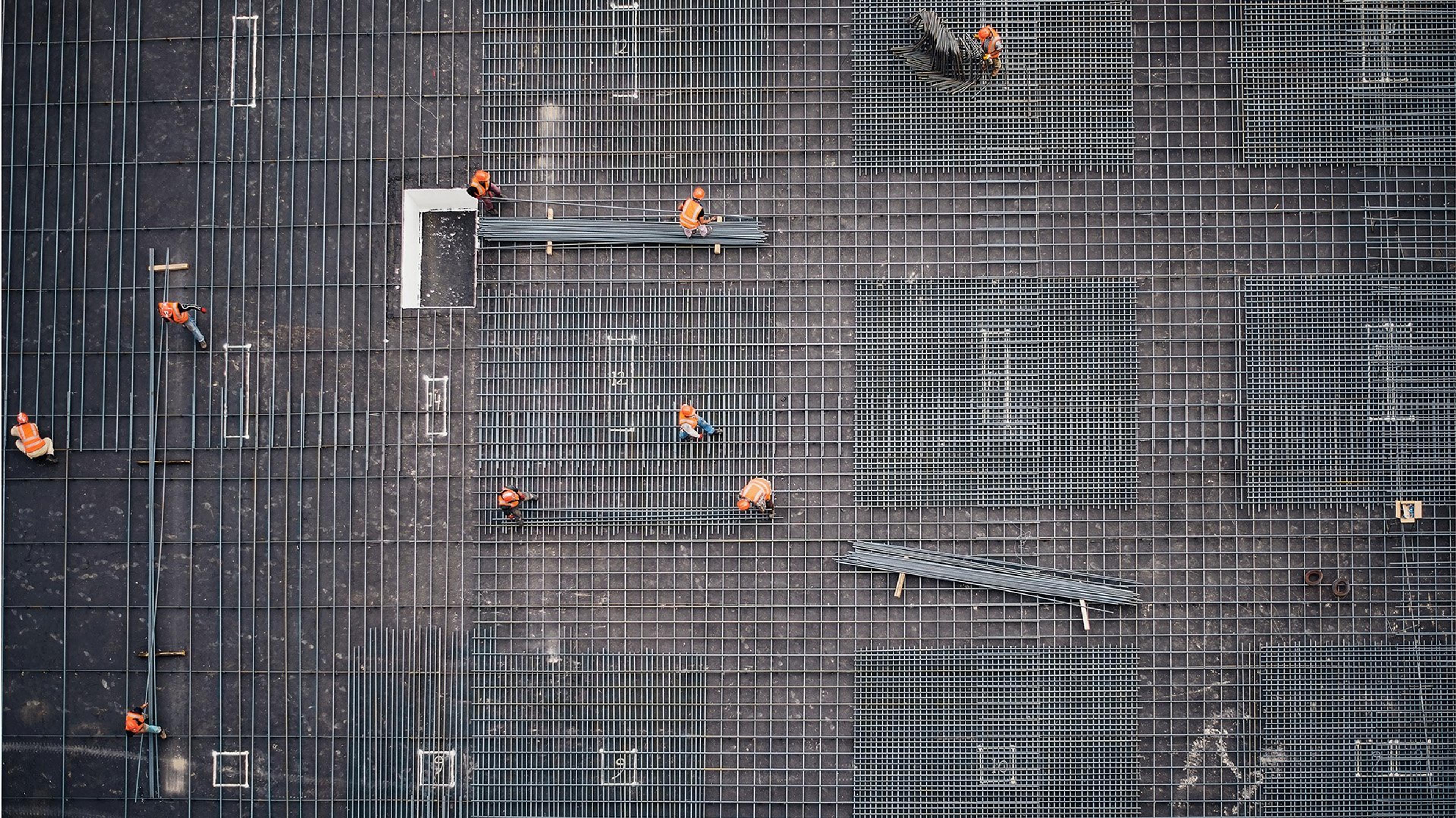 Personer som jobber på en byggeplass