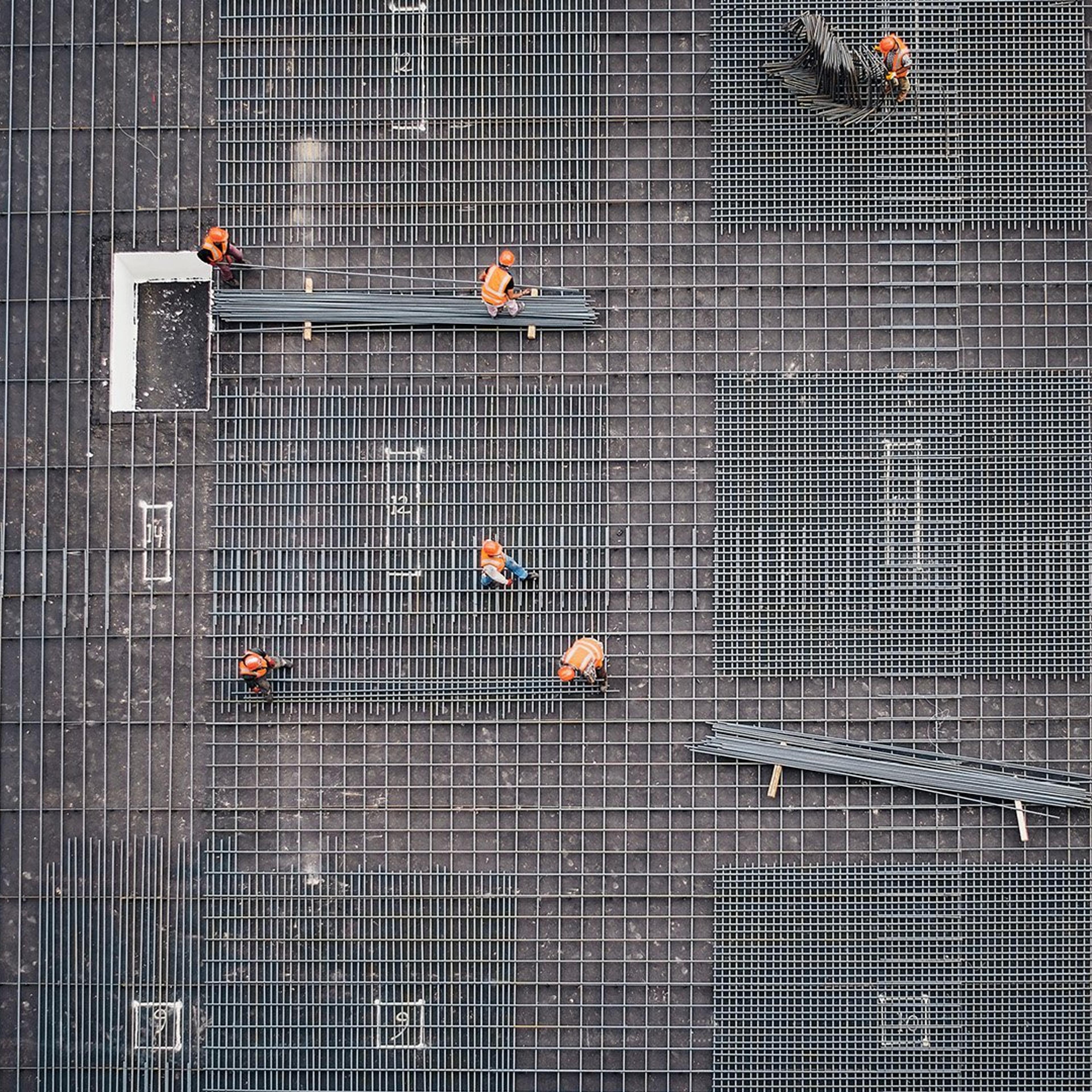 Personer som jobber på en byggeplass