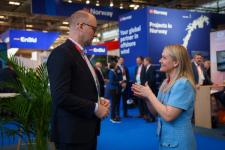 To personer som snakker sammen på forretningsmesse