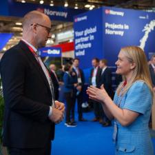 To personer som snakker sammen på forretningsmesse