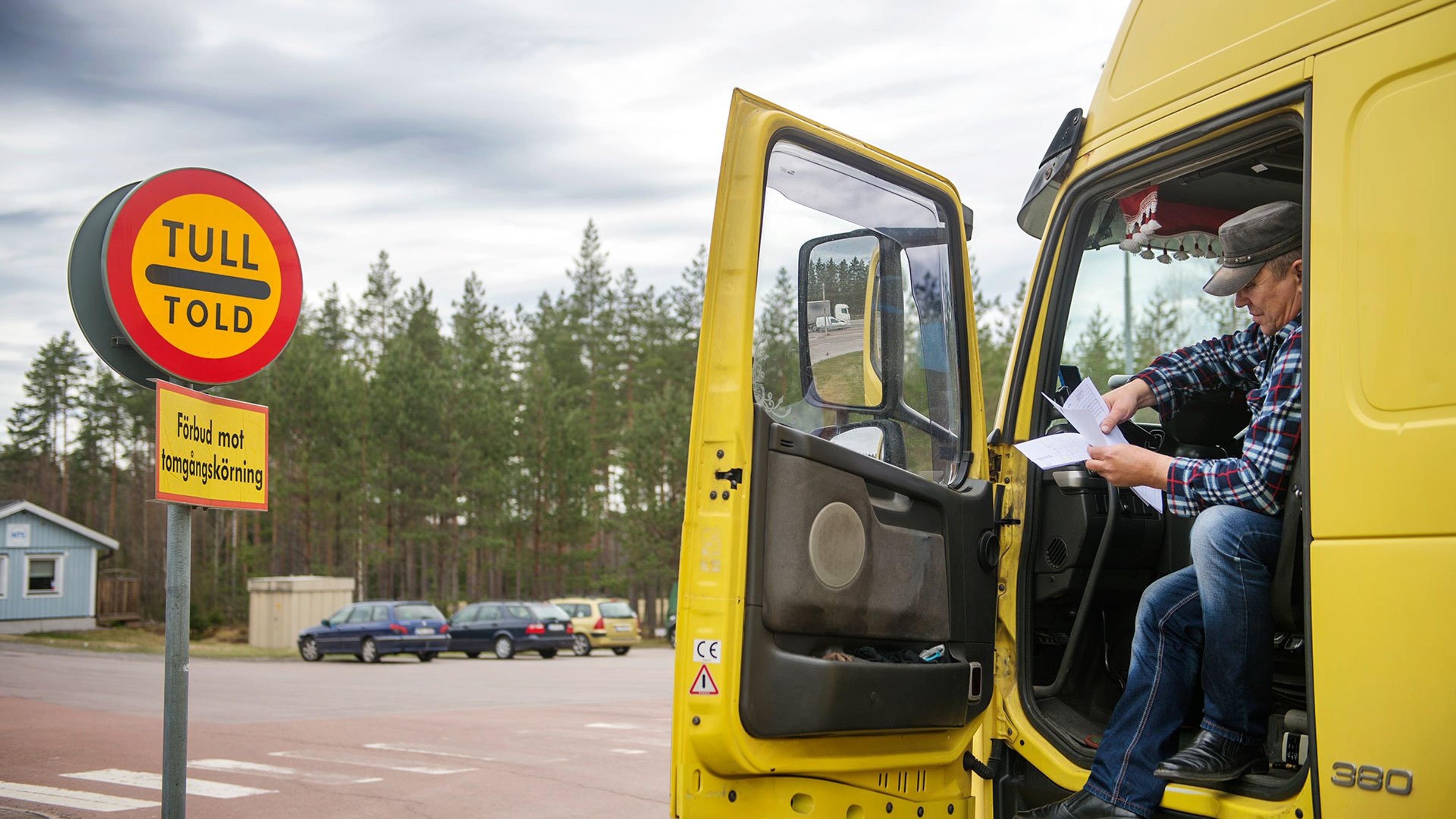 Gul trailer på tollgrensa