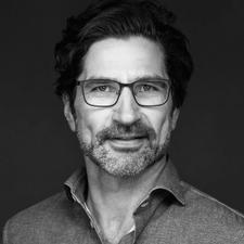 Portrett av en middelaldrende mann med briller