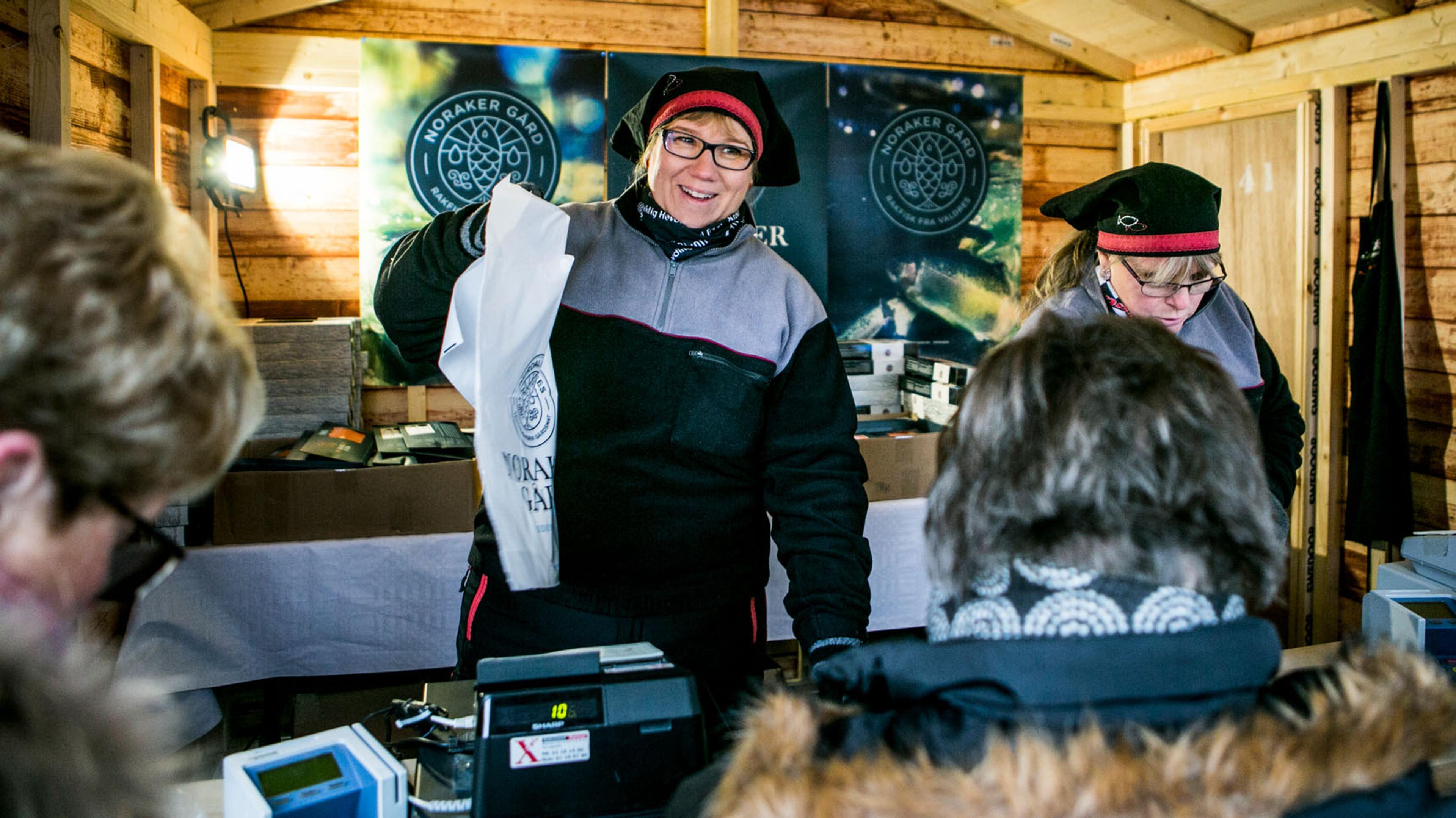 To kvinner selger rakfisk på festival