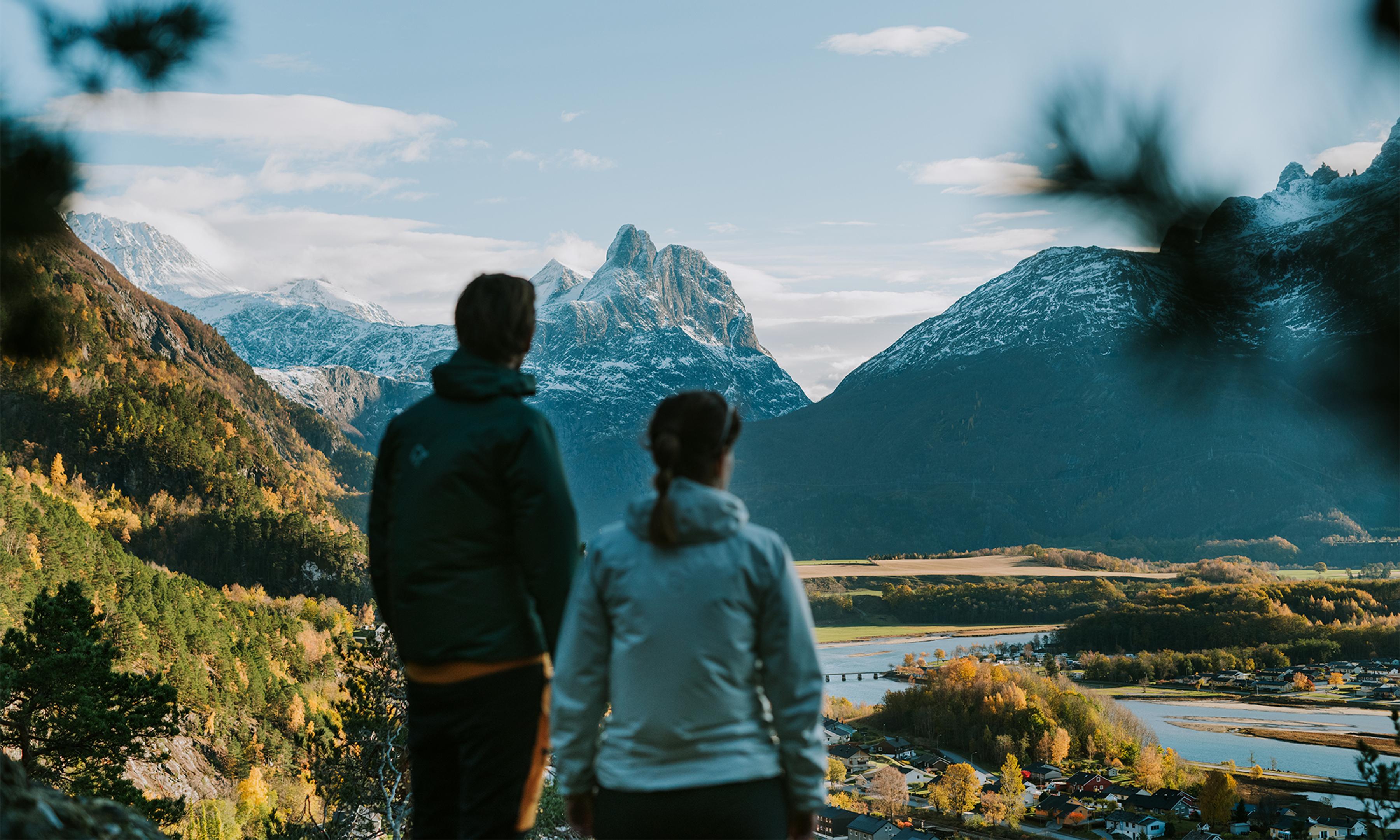 To mennesker som ser mot en fjellkjede