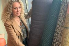 Tonje viser fram designmatter og tekstiler