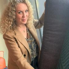 Tonje viser fram designmatter og tekstiler