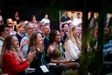 Kvinnelige grundere sitter og applauderer