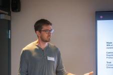 Per Magne Helseth snakker foran en overhead