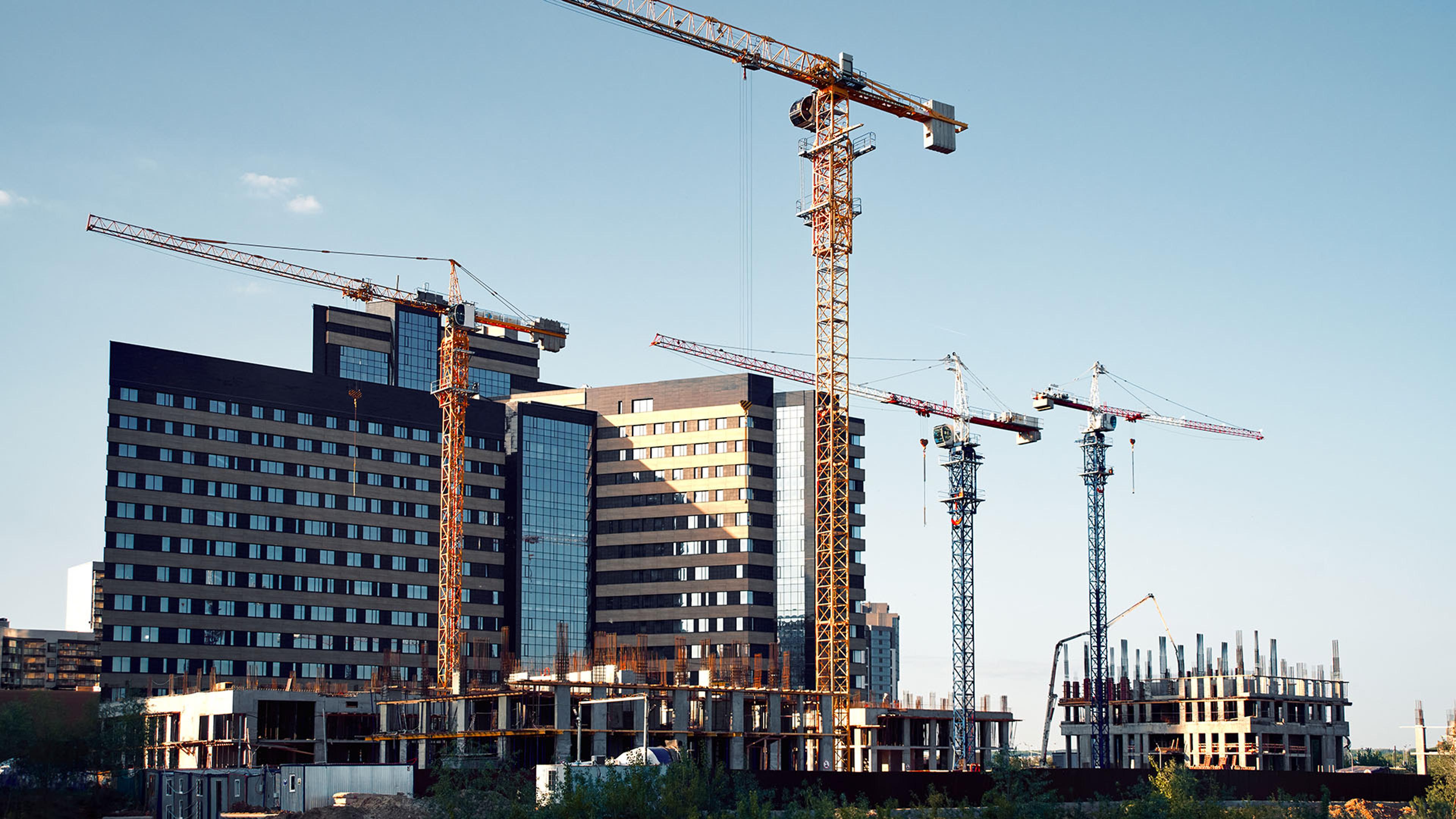 Byggeplass med heisekraner