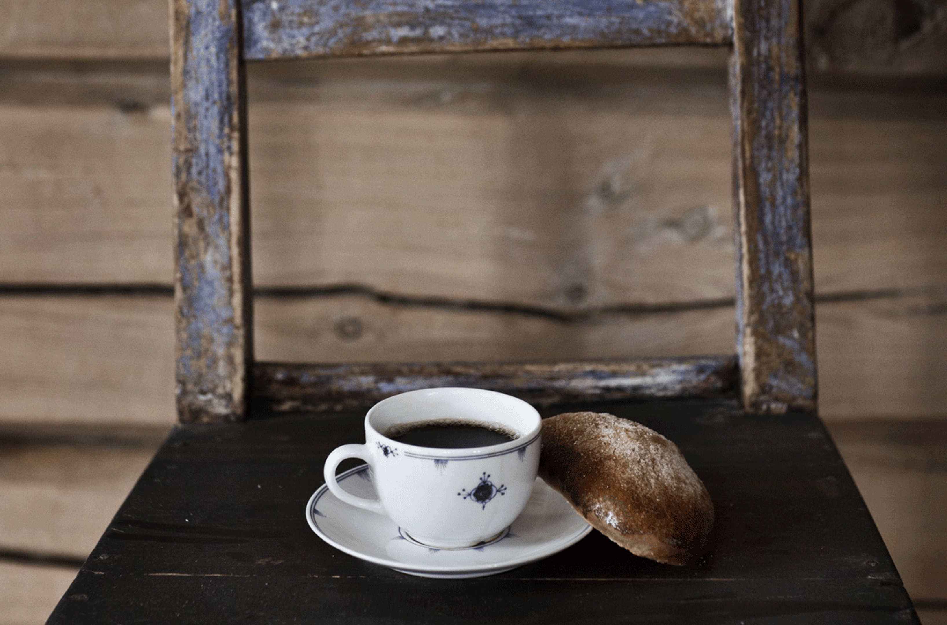 En kopp med kaffe på en gammel stol