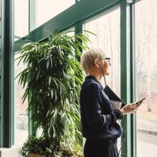 Dame ser ut av vindu