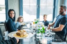 Servering av fiskerett til en familie på 4 på Hustadvika havhotell