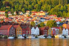 Bilde av husene på Bryggen i Bergen, det er fint vær og sol